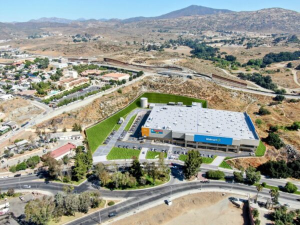 Escaleras Eléctricas en Walmart Súper center Garita, Tecate